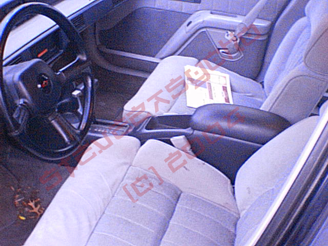 94 console, stock seats.JPG (206715 bytes)